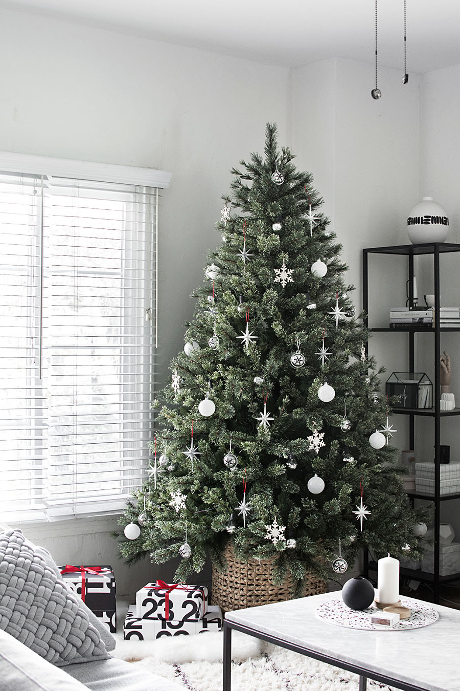 pics of minimalist christmas tree