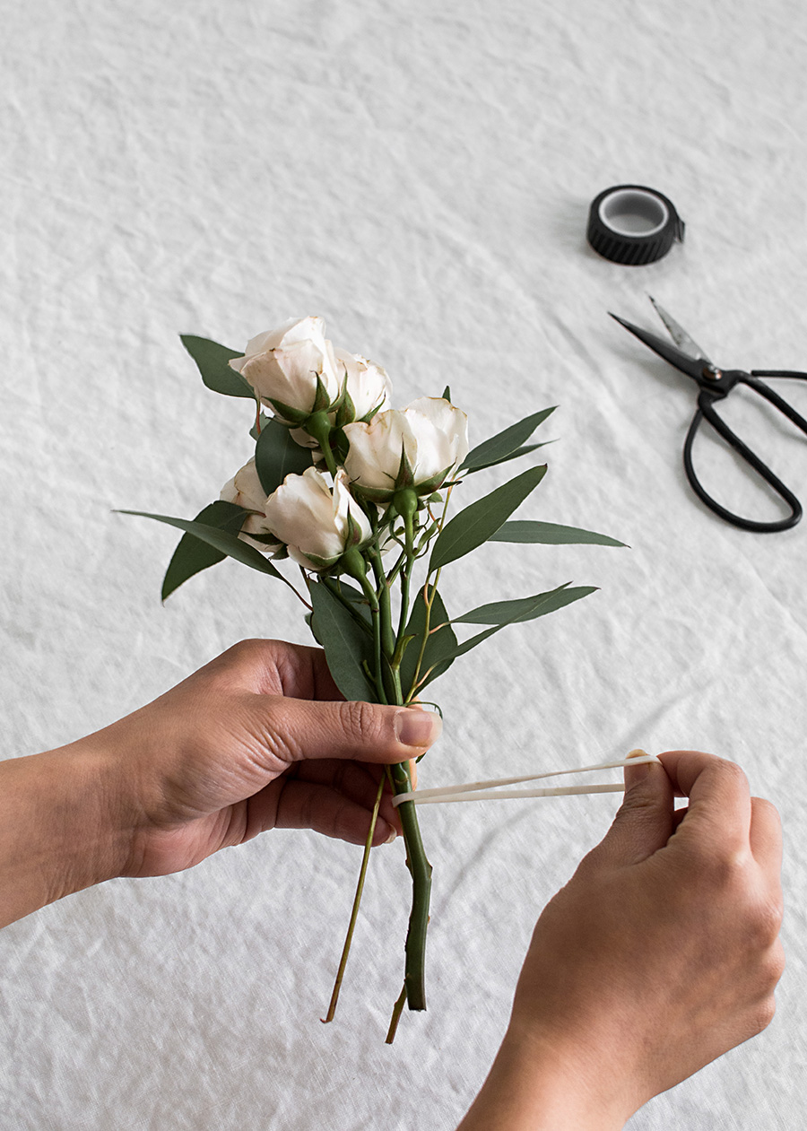 Mini bouquet tutorial / DIY mini bouquet favor / glass favor ideas